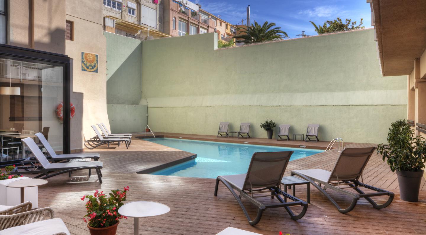 Relax in the pool of the Hotel Lauria in Tarragona