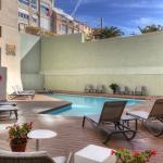 Swimming pool with solarium