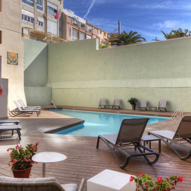 Swimming pool with solarium